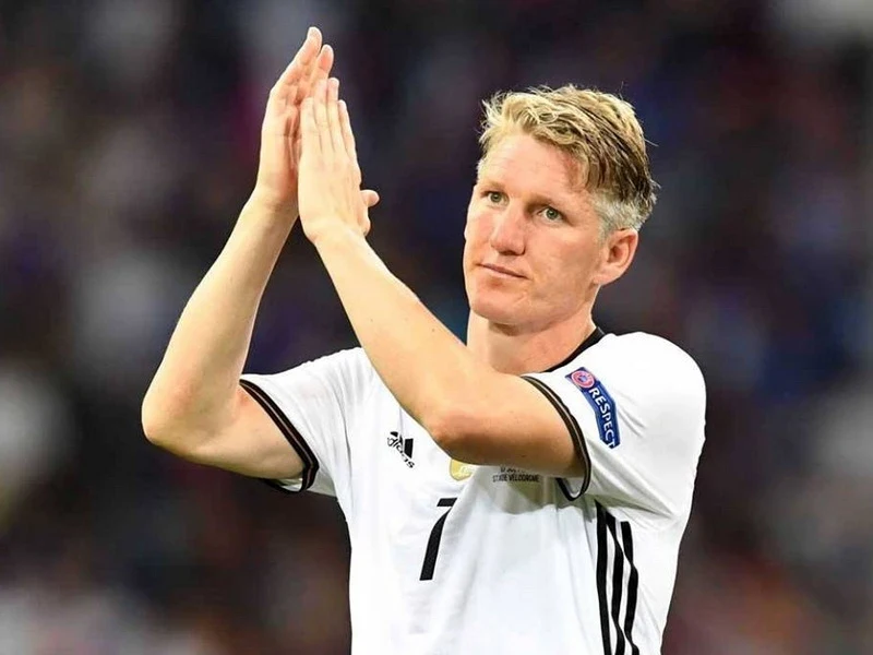 Cầu thủ bóng đá xuất sắc thay đổi vị trí Bastian Schweinsteiger